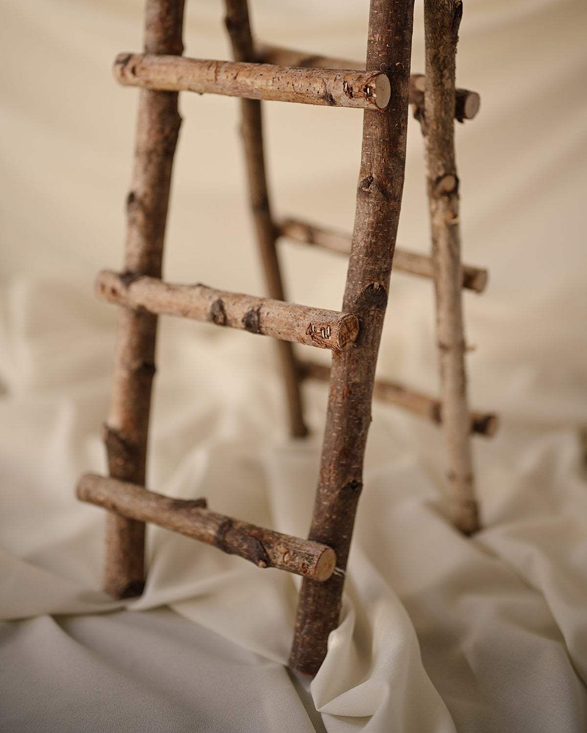 Escalera rústica de ramas de madera