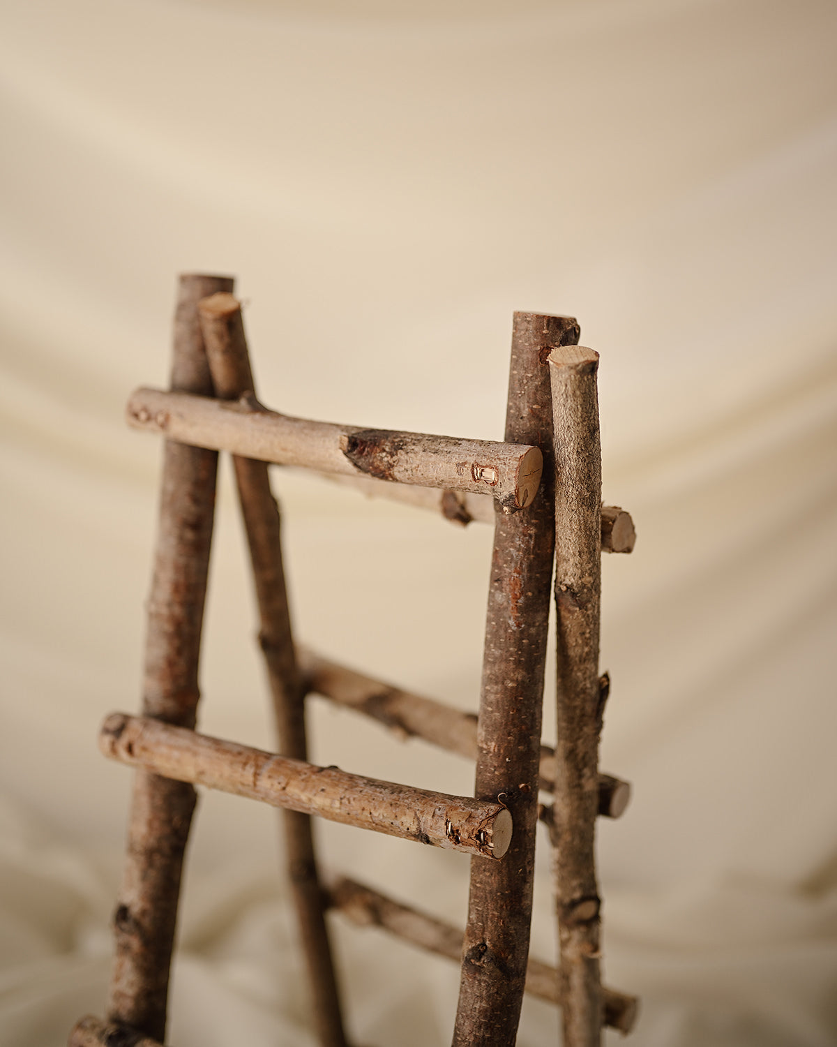 Escalera rústica de ramas de madera
