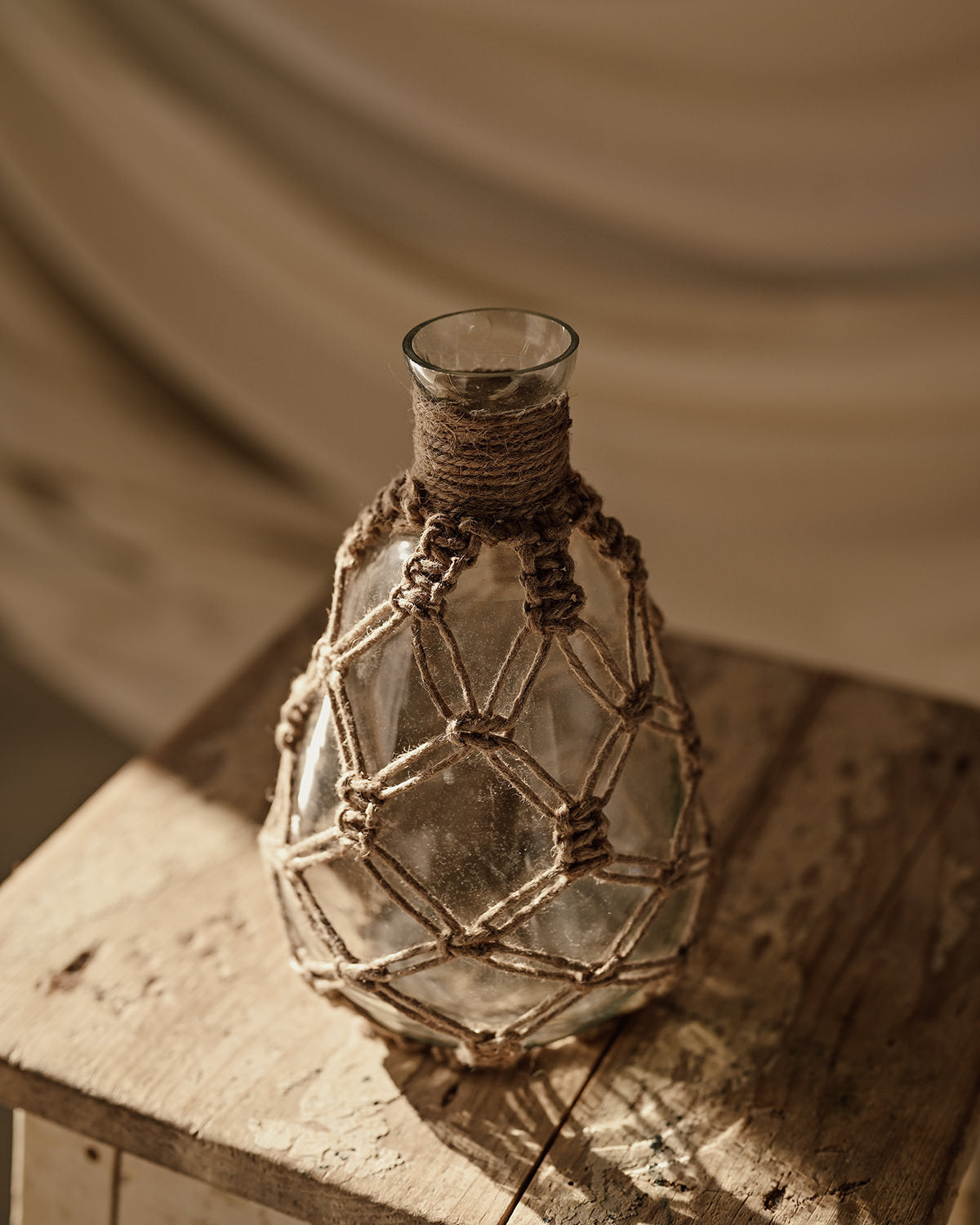 Jarrón de cuerda y cristal