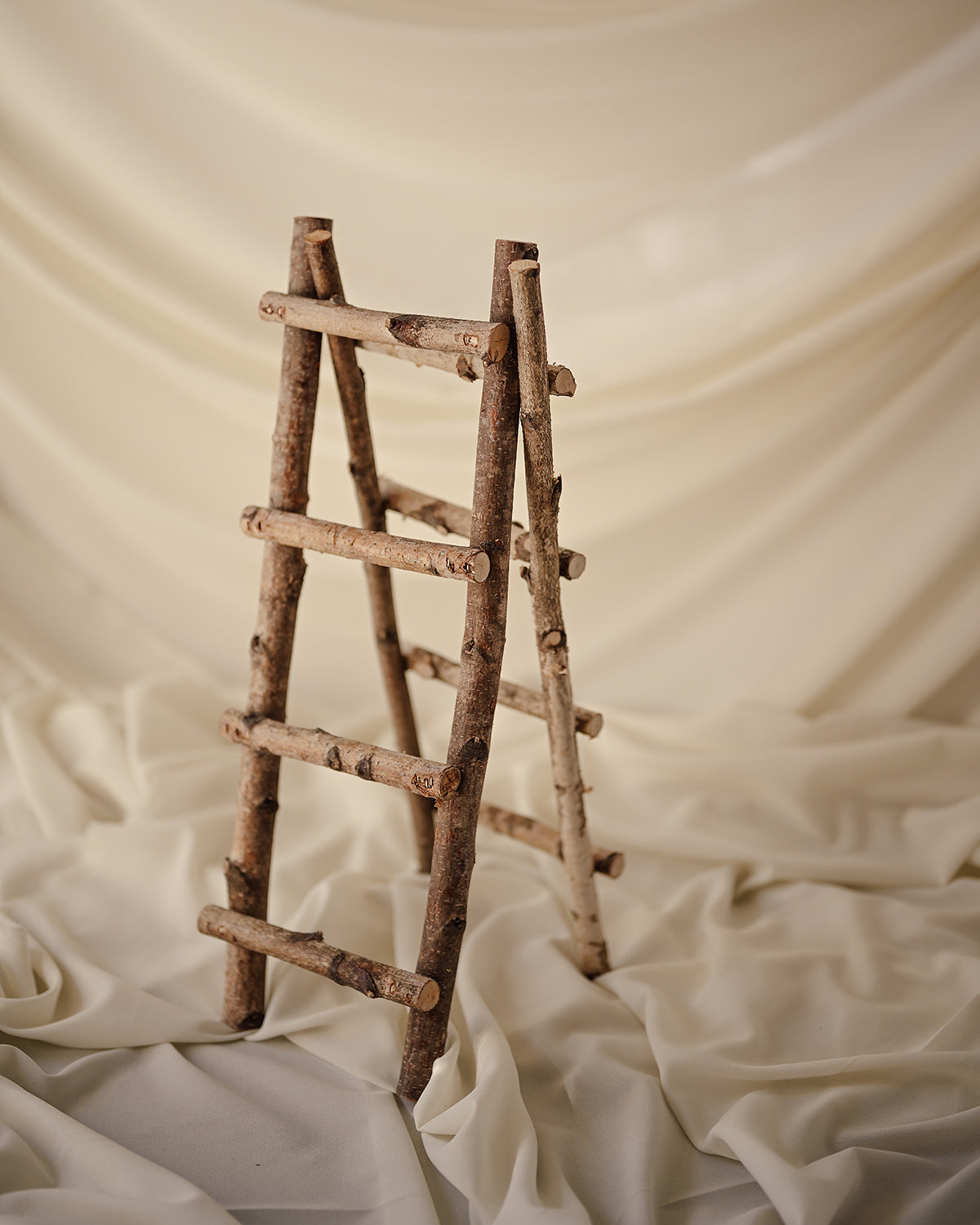 Escalera rústica de ramas de madera