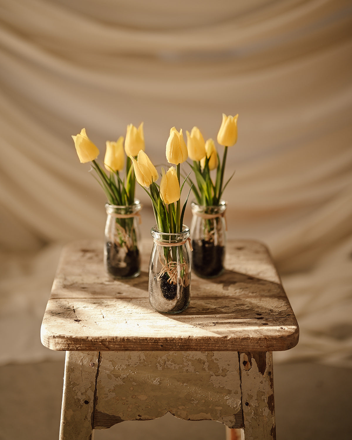 Tulipanes en jarrón de cristal